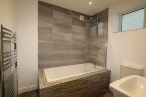 Ensuite - click for photo gallery